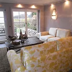 Semesterbostad Wuenderschoener Hausteil Mit Garten By Interhome