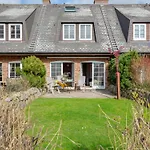 Wuenderschoener Hausteil Mit Garten By Interhome Semesterbostad Archsum