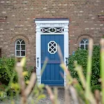 Semesterbostad Wuenderschoener Hausteil Mit Garten By Interhome *
